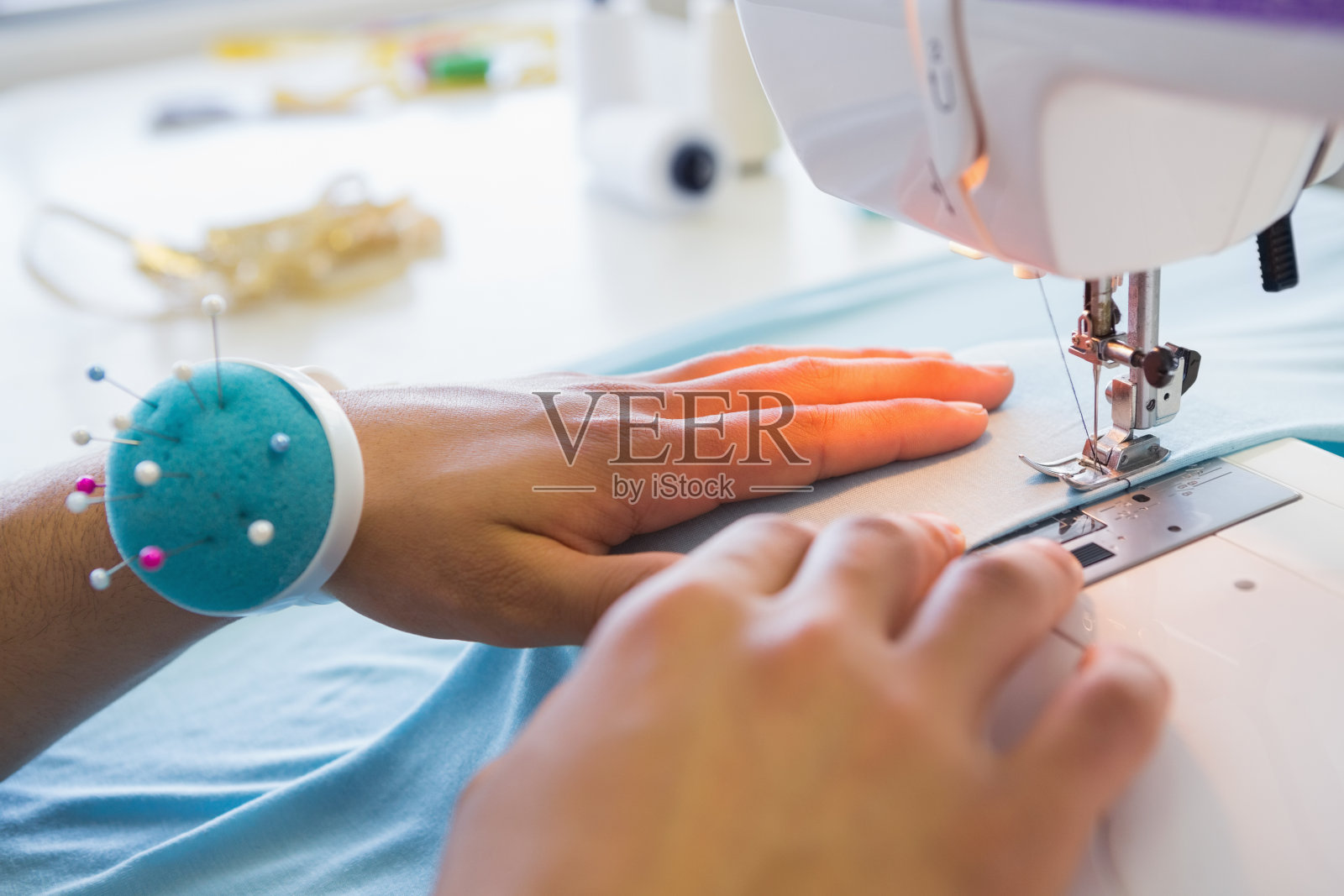 大学生使用缝纫机照片摄影图片