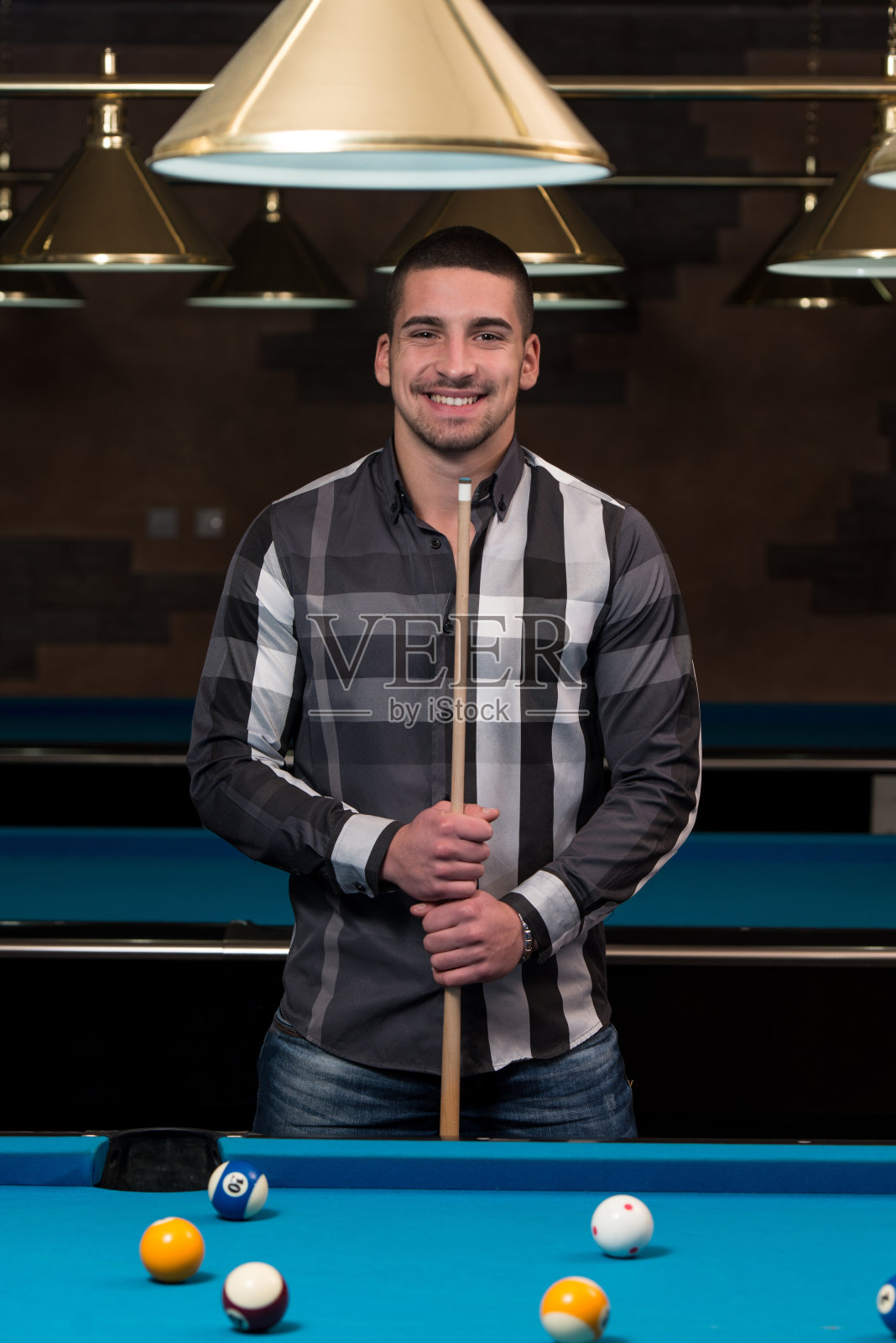 一个专注于球的年轻人的肖像照片摄影图片