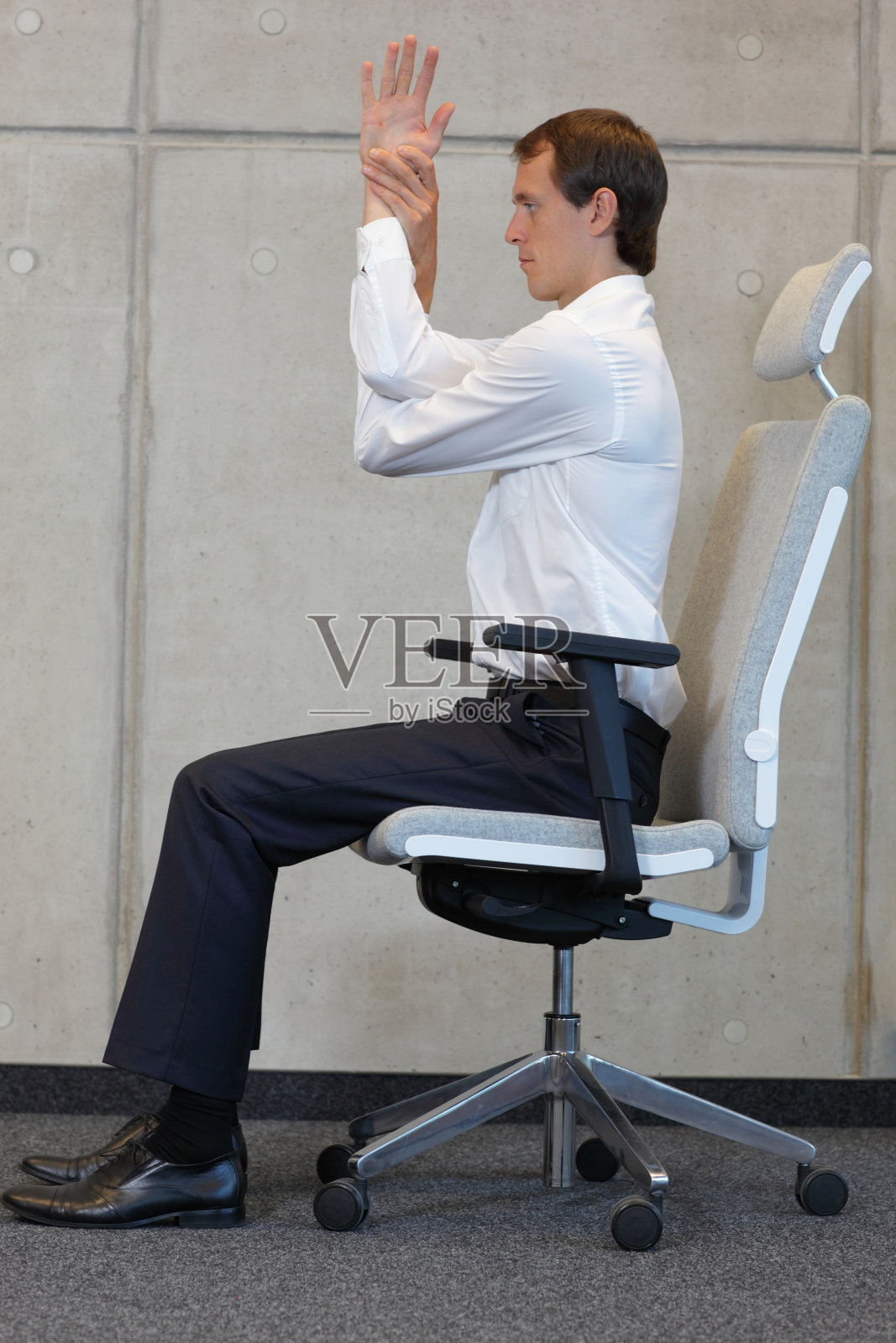 办公室里坐着瑜伽椅的商人锻炼身体照片摄影图片