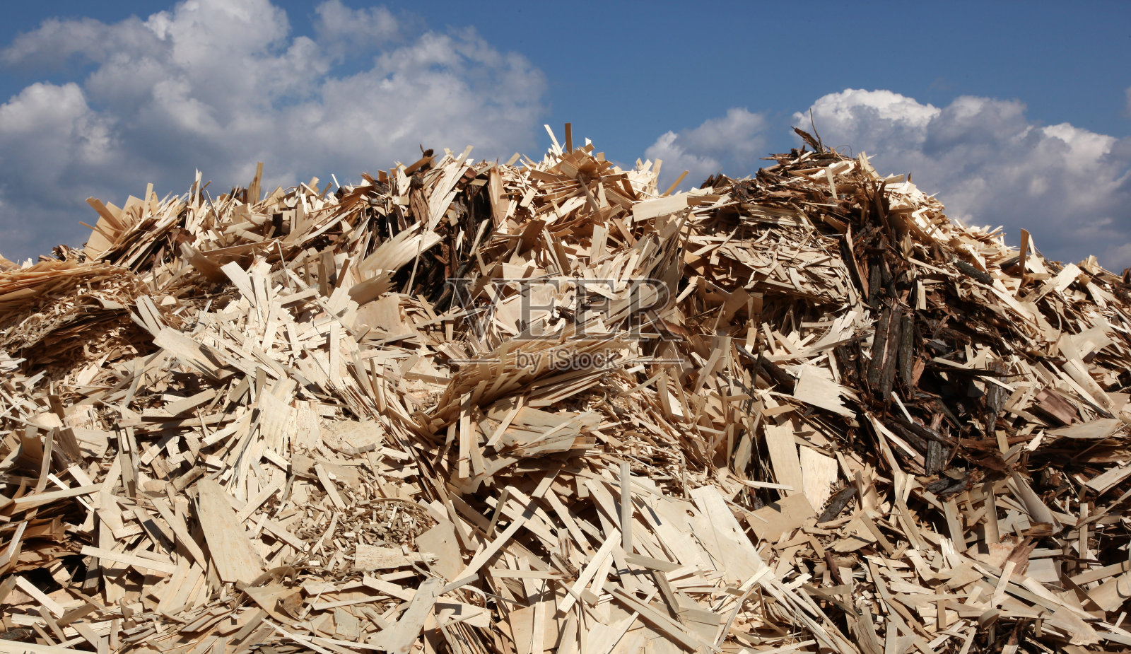 可供回收利用的巨大木材废料堆照片摄影图片