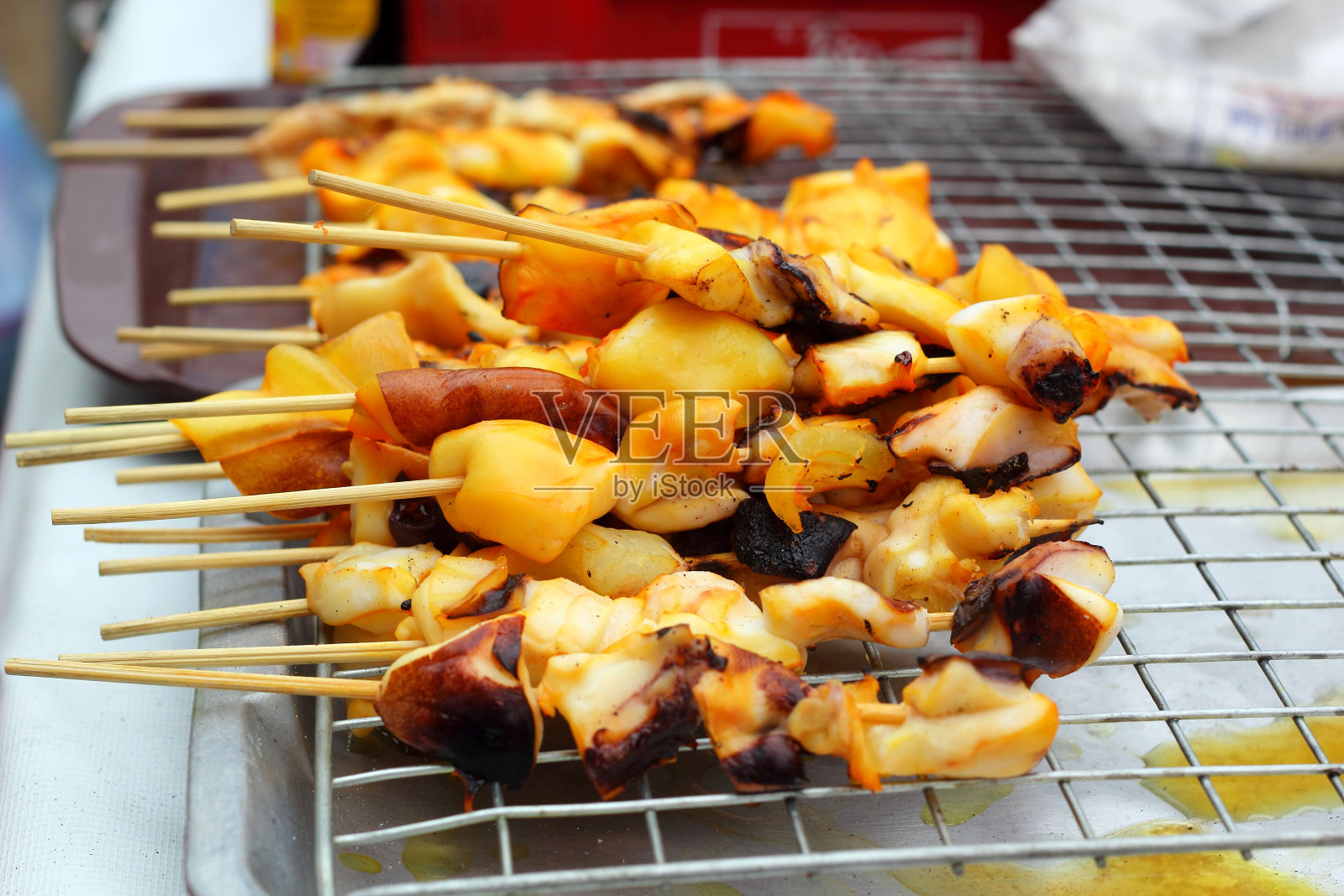 市场上的烤鱿鱼照片摄影图片