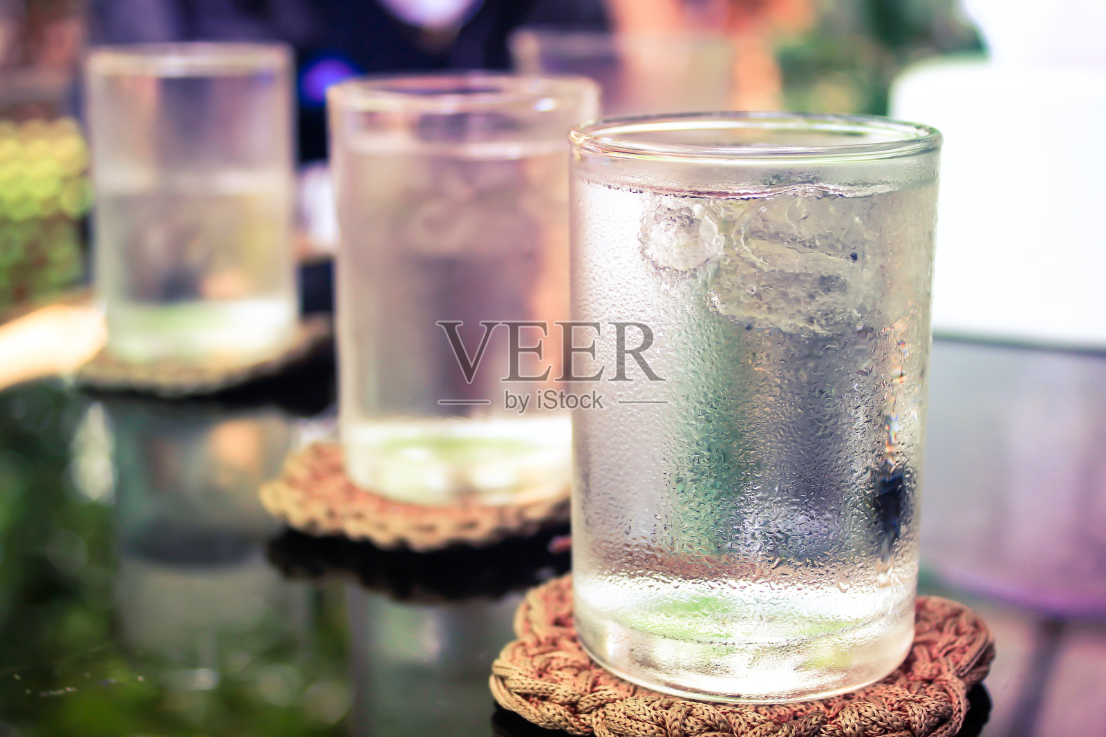 一杯很冷的水照片摄影图片