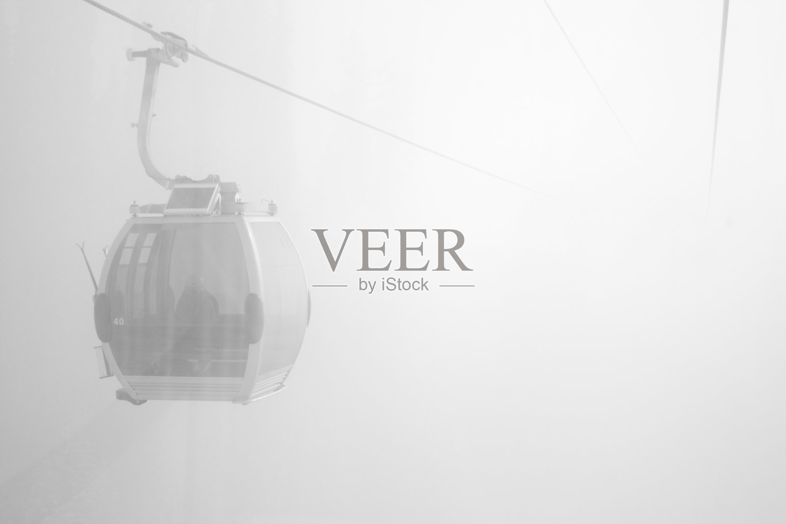 在雾中行驶的缆车照片摄影图片