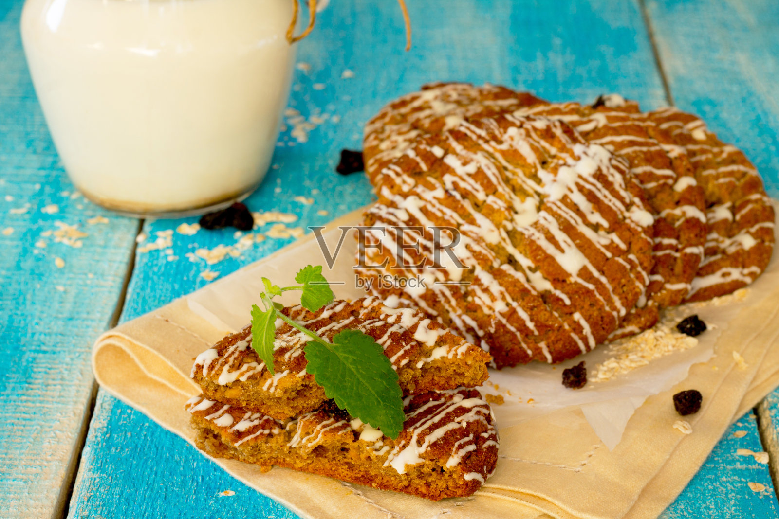 葡萄干燕麦饼干和巧克力酱照片摄影图片