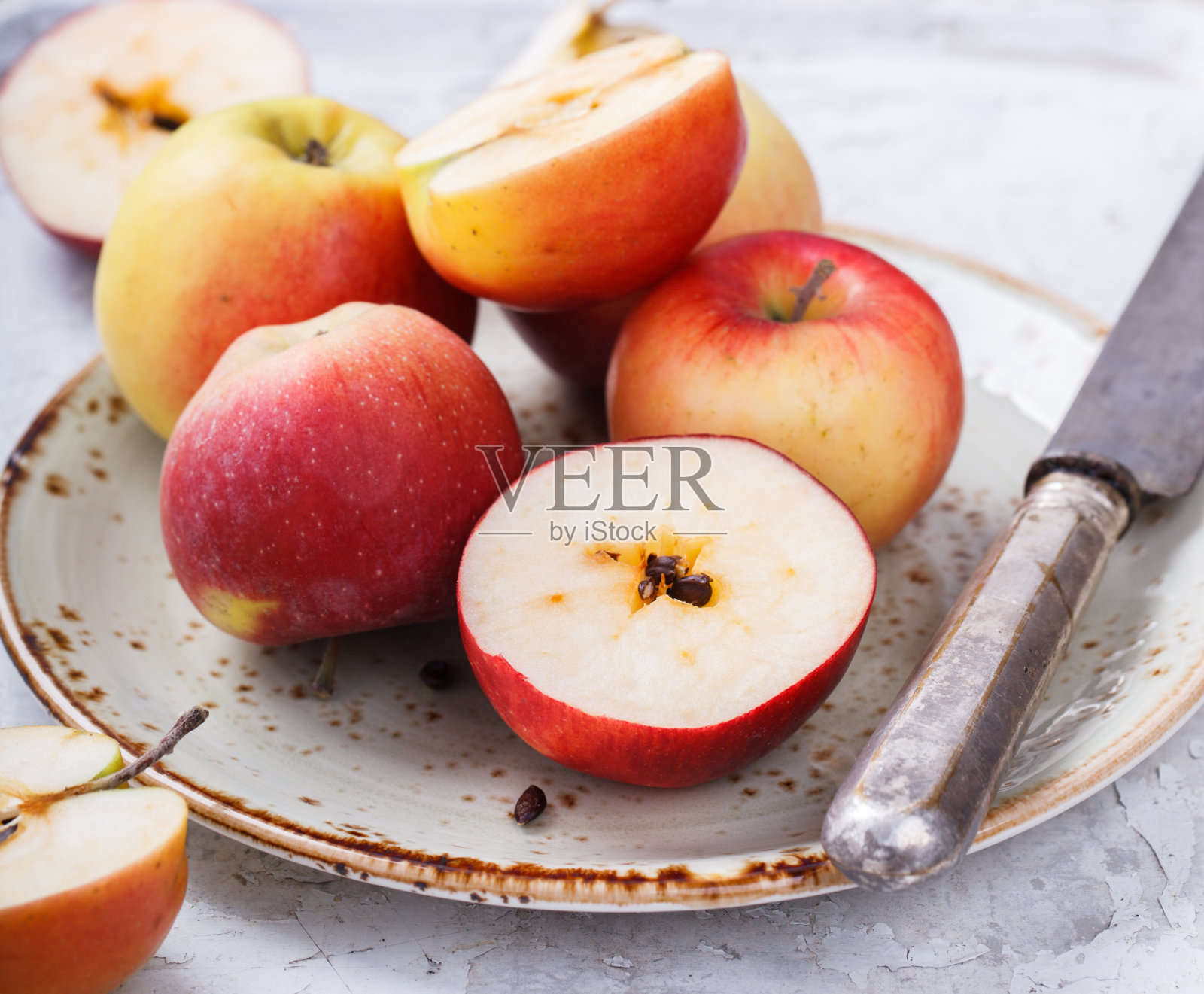 盘子里的苹果，背景是白色的照片摄影图片