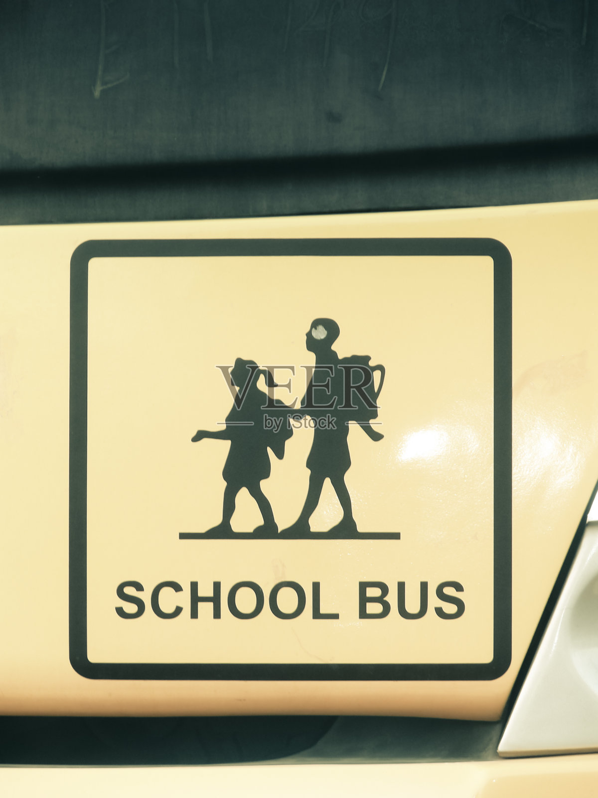 在校车上上学的孩子的象征照片摄影图片