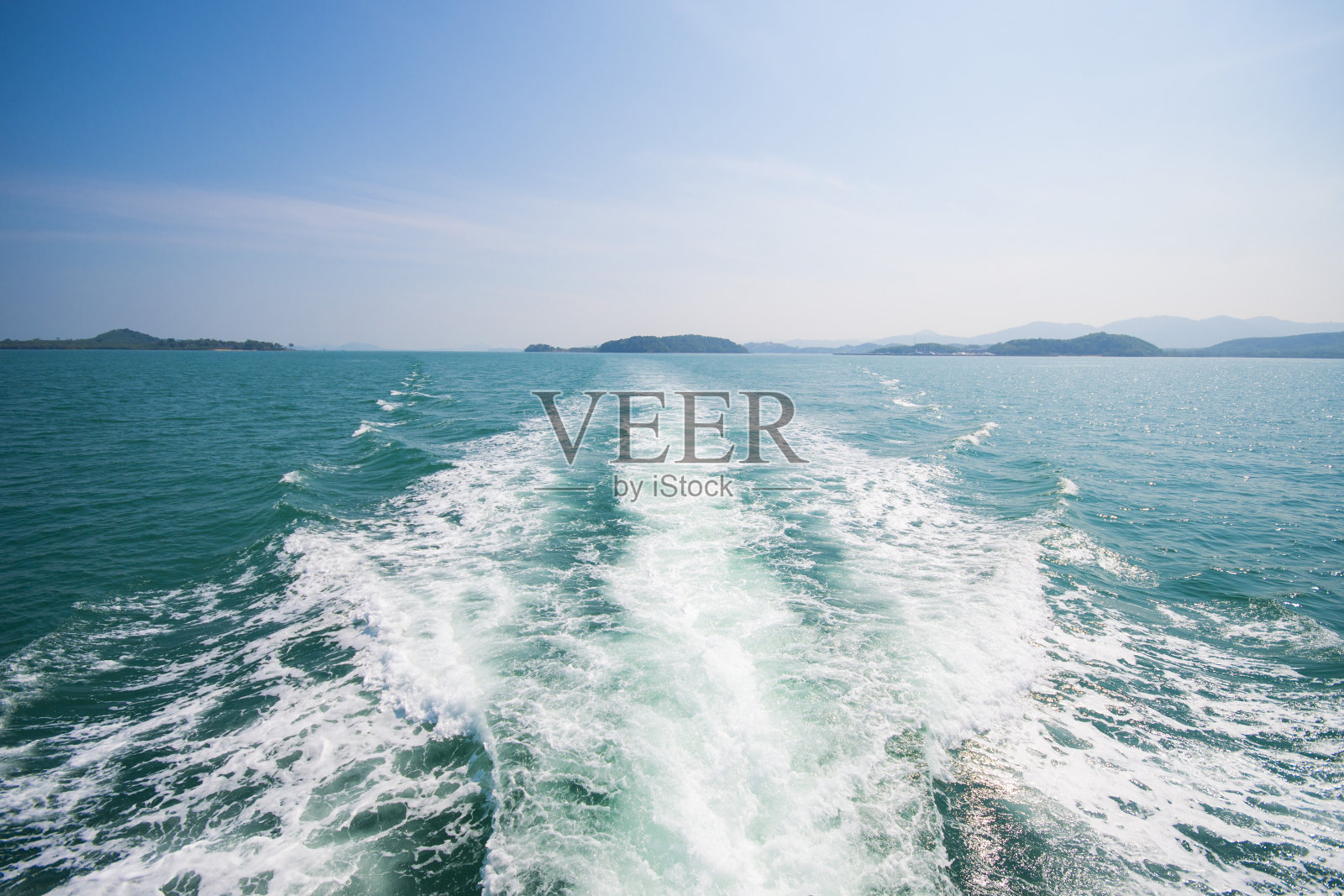 快艇上的波浪照片摄影图片