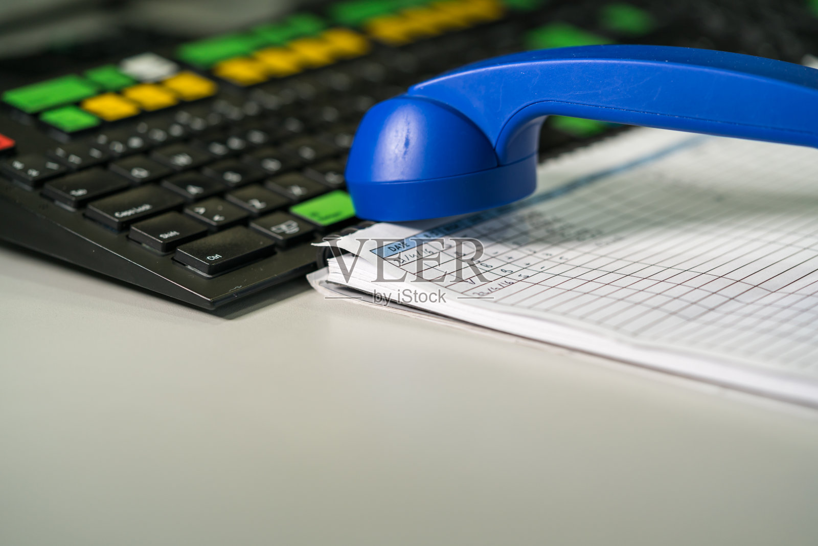 吸墨纸上的亮蓝色手机照片摄影图片