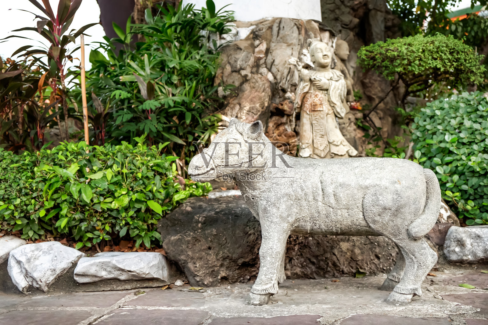 详细的古典泰国雕像卧佛寺，曼谷，泰国。照片摄影图片