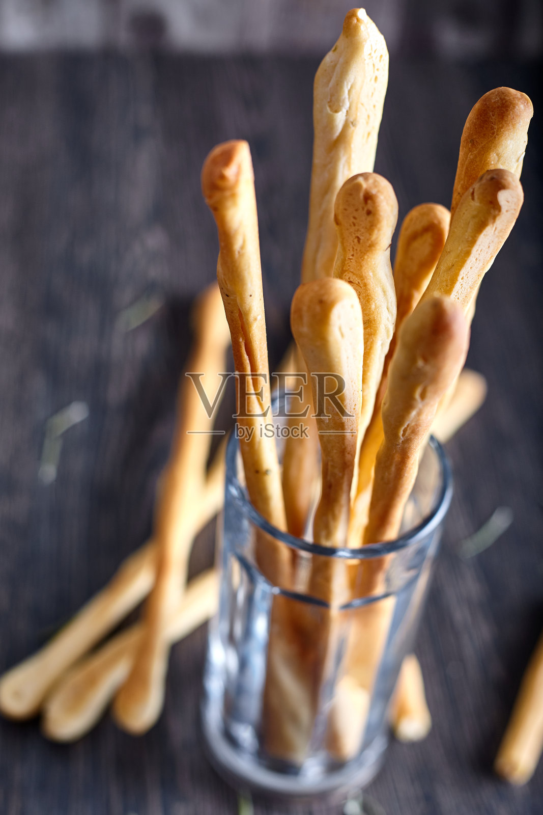 格里森尼在玻璃木制背景照片摄影图片