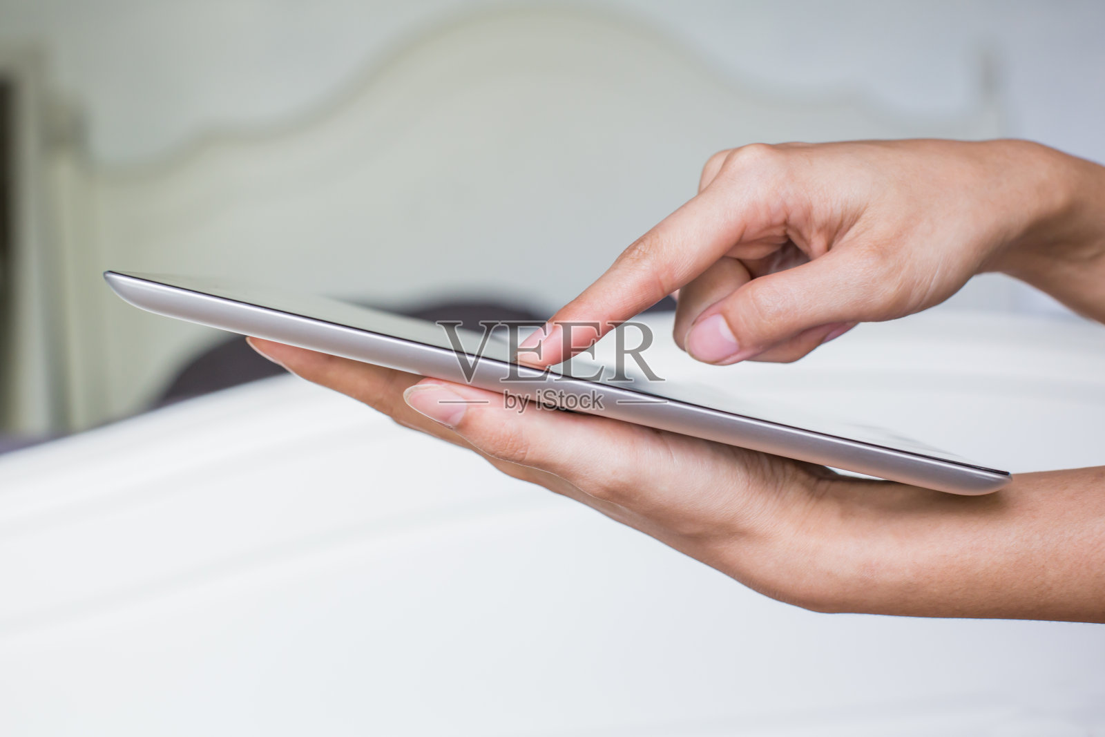 女人手拿平板电脑，获取知识照片摄影图片