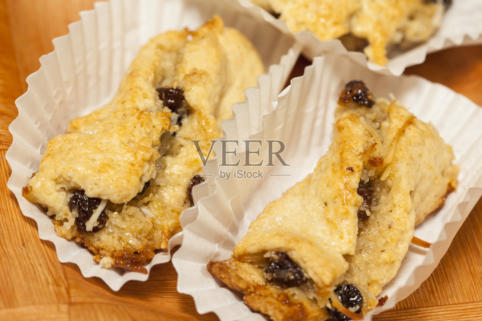 烤椰子和葡萄干棒照片摄影图片