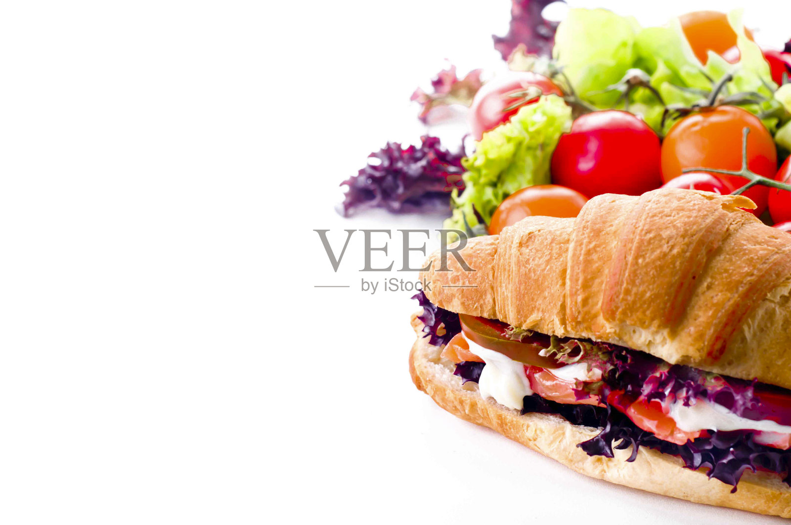 牛角面包三明治配咸鱼，照片摄影图片