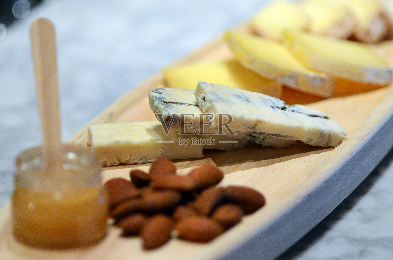 蓝纹奶酪配蜂蜜杏仁照片摄影图片