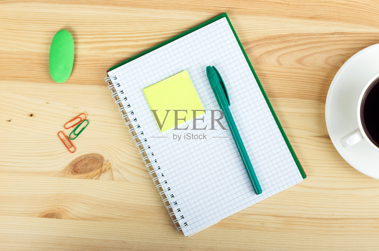 笔记本、钢笔和咖啡杯放在木桌上照片摄影图片