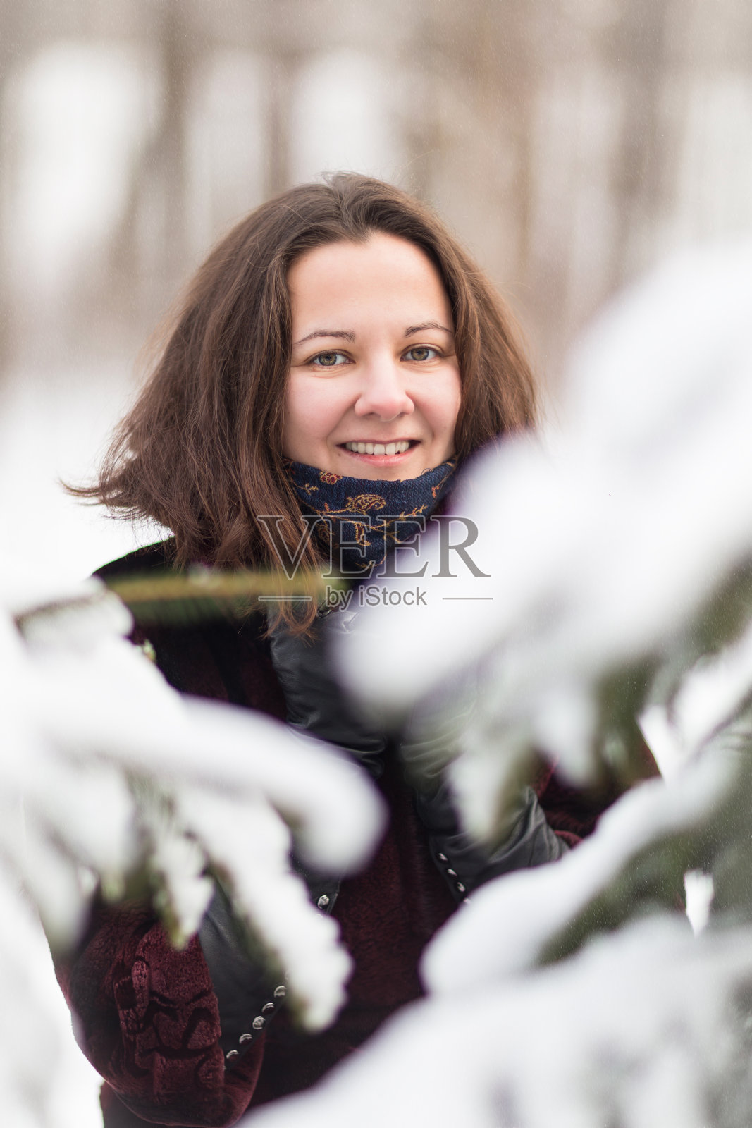 冬天的女人在户外有乐趣照片摄影图片