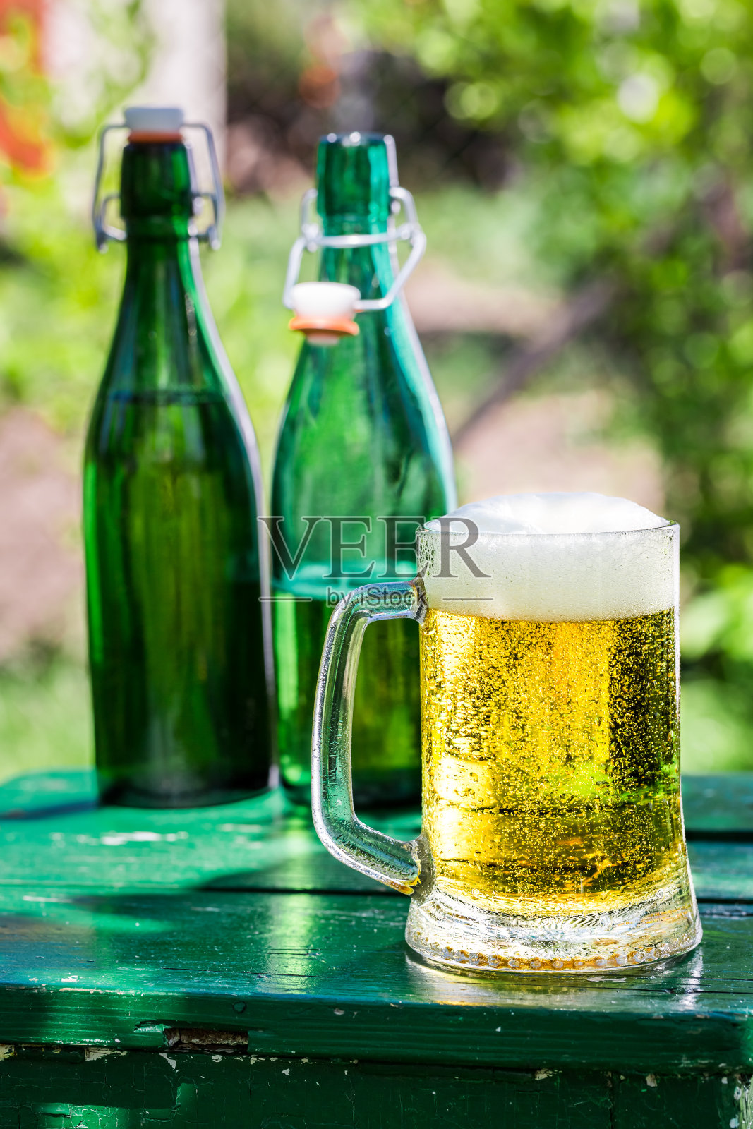 在阳光明媚的日子里喝新鲜的啤酒照片摄影图片