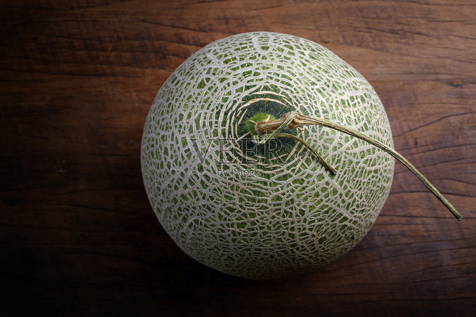 新鲜的有机日本甜瓜放在木桌上照片摄影图片