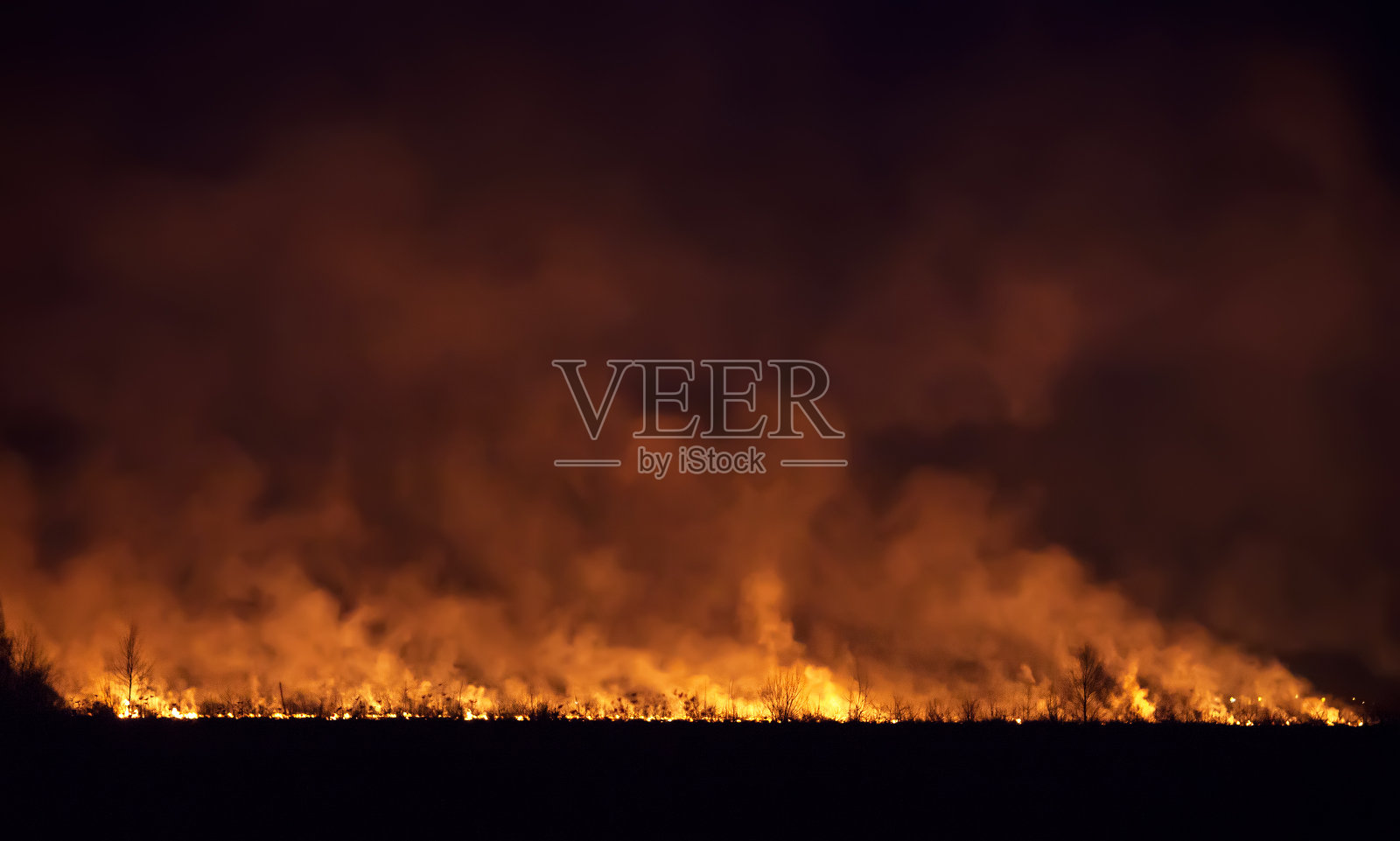 晚上在田野里生火照片摄影图片