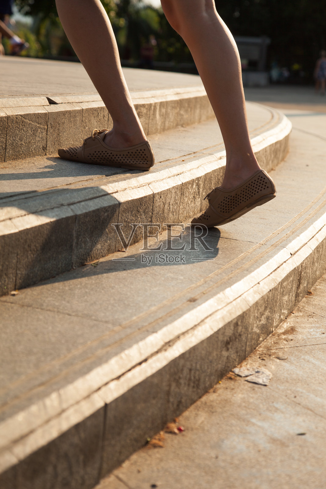 女人在往上爬照片摄影图片