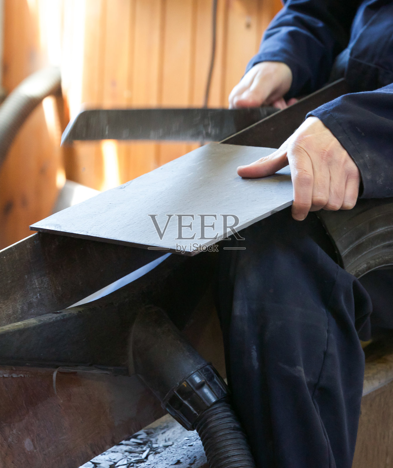 石板匠，装饰石板做屋顶瓦照片摄影图片