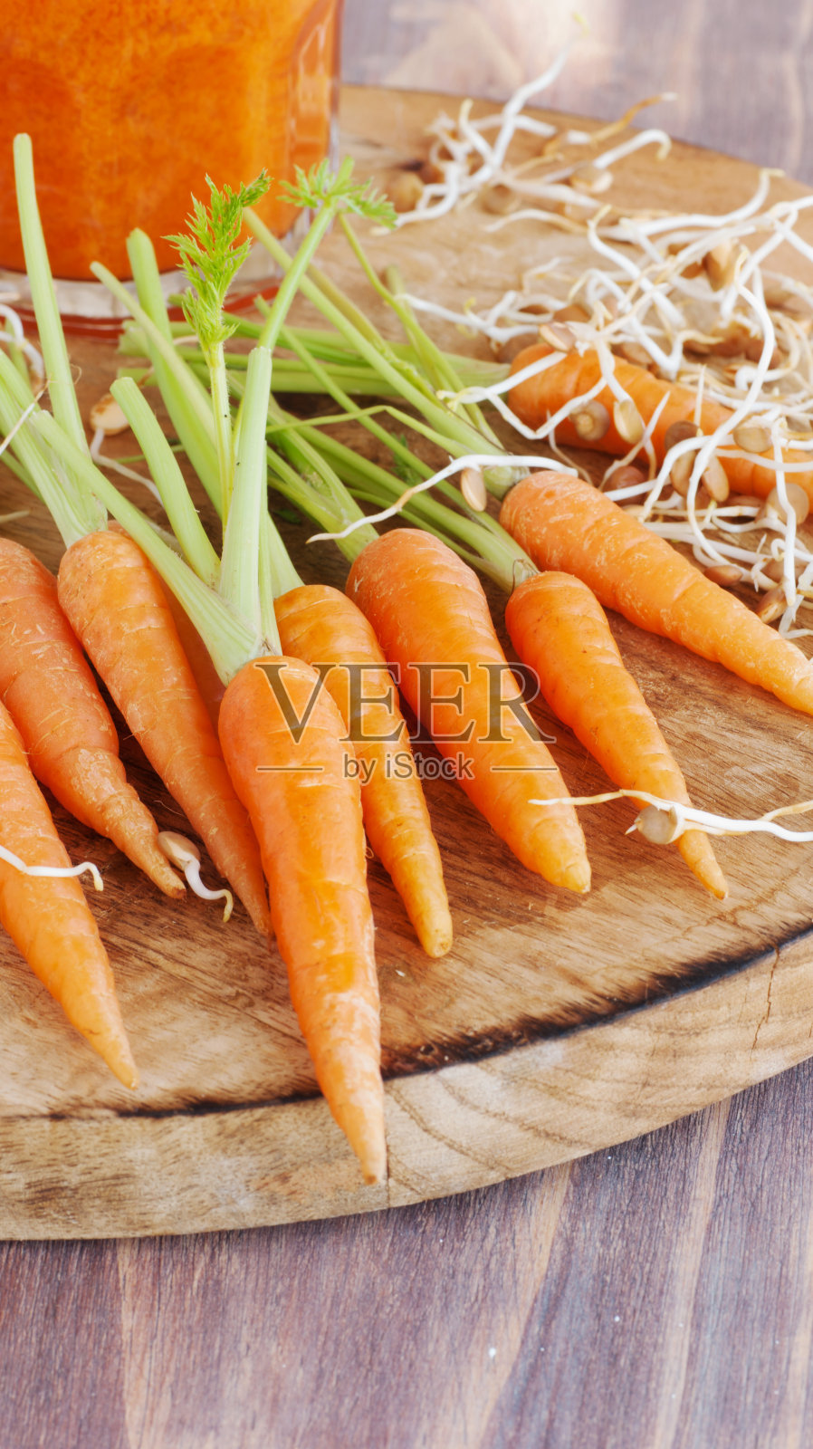 新鲜的胡萝卜放在木板上照片摄影图片