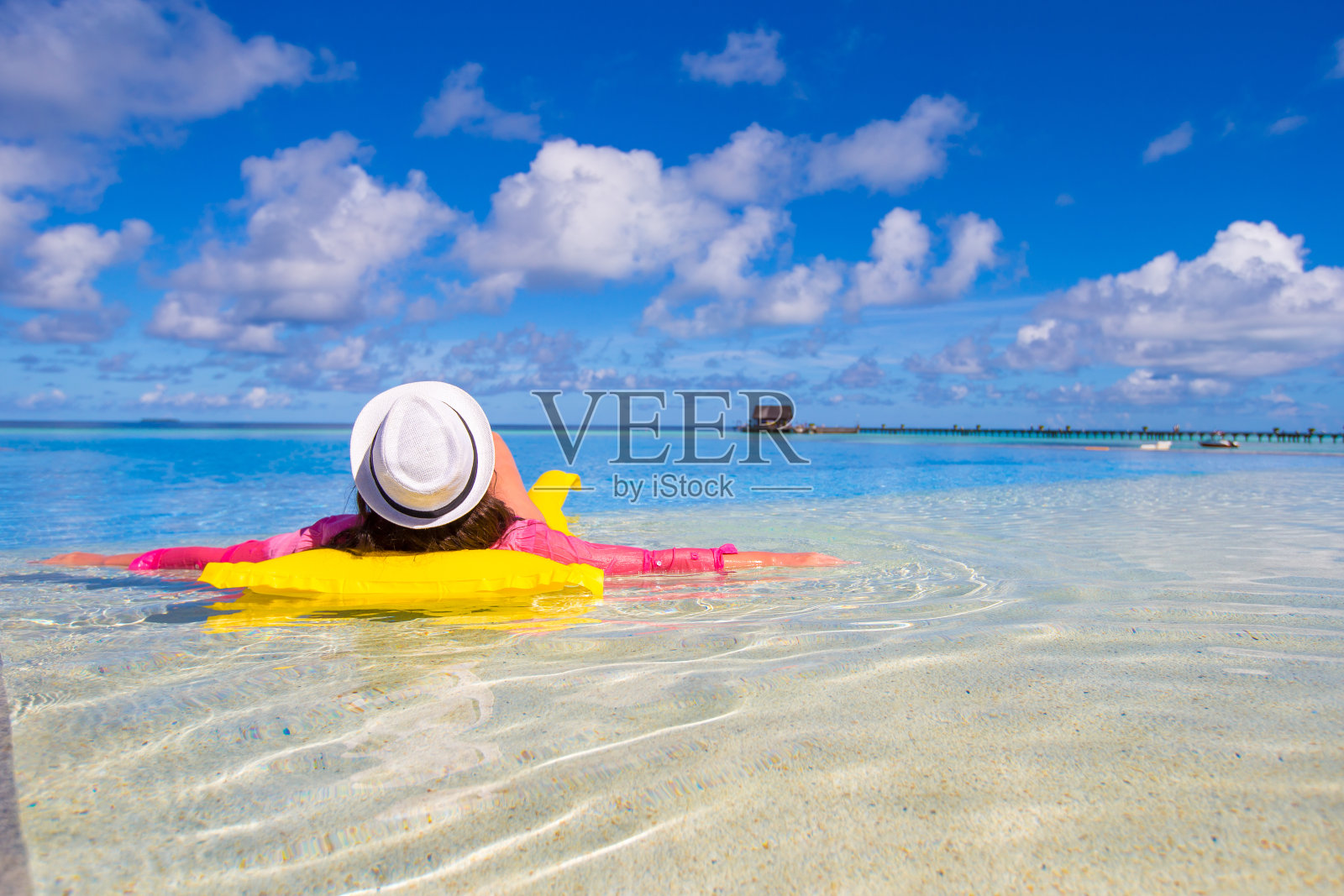 年轻快乐的女人放松与充气床垫在游泳池照片摄影图片