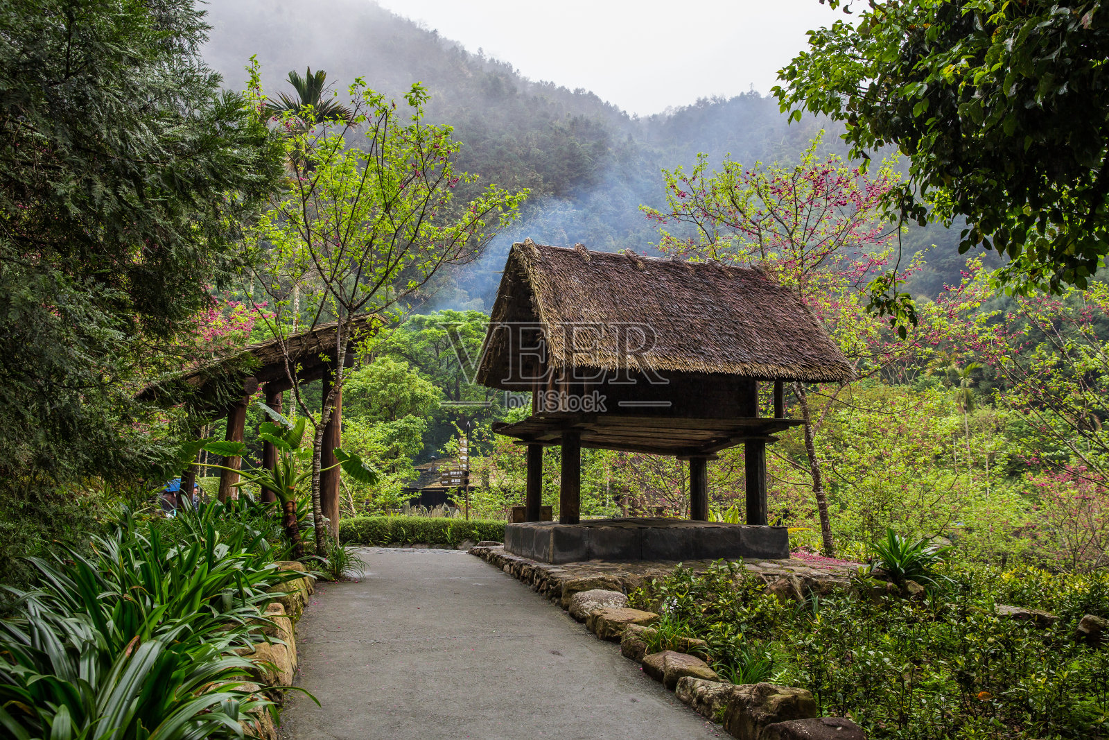 小屋和山地照片摄影图片