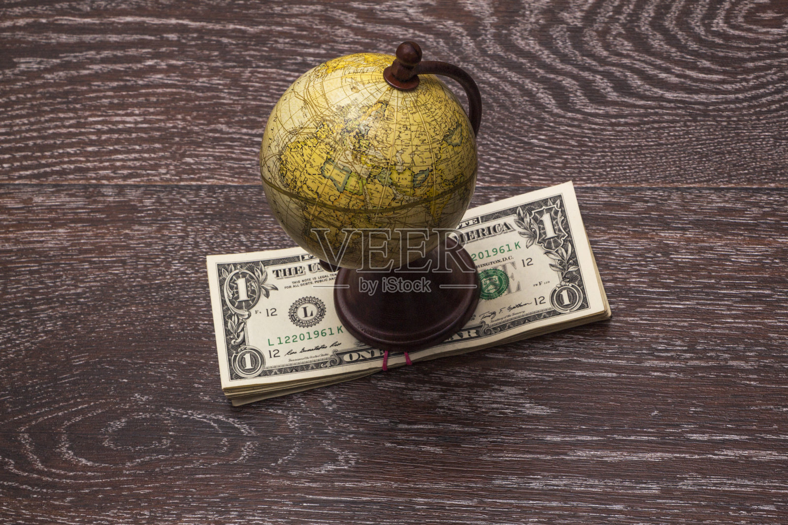 截止阀和钱。照片摄影图片