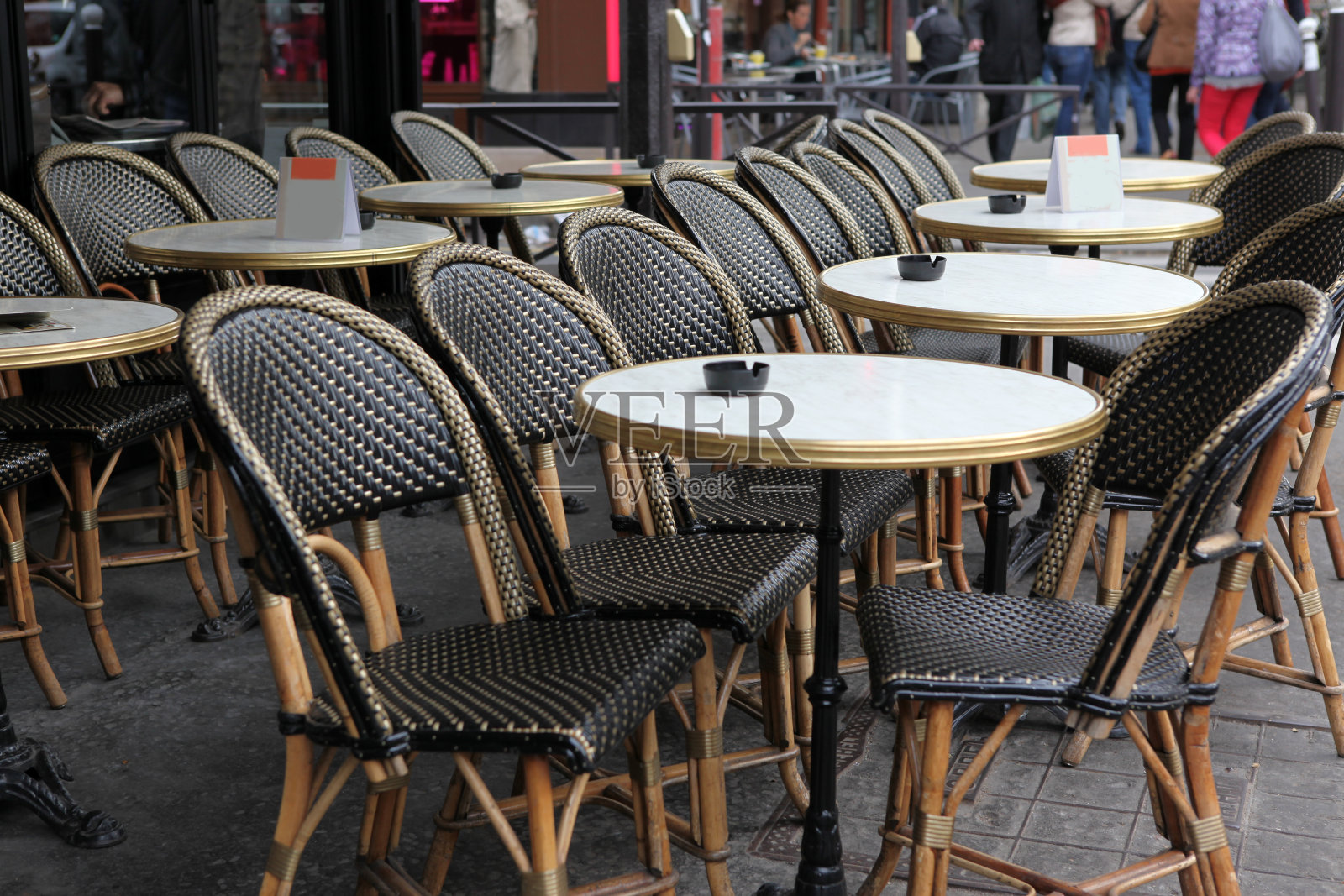 法国巴黎，咖啡露台的街景照片摄影图片