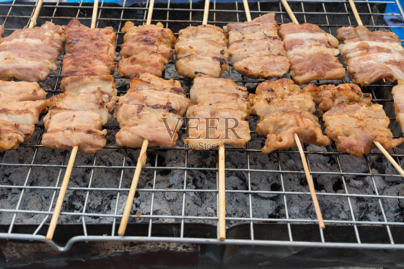 特写猪肉片烤串照片摄影图片