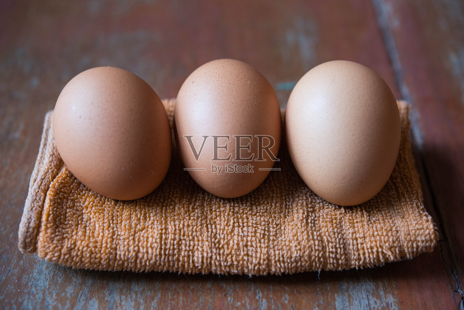 木背景上的鸡蛋照片摄影图片