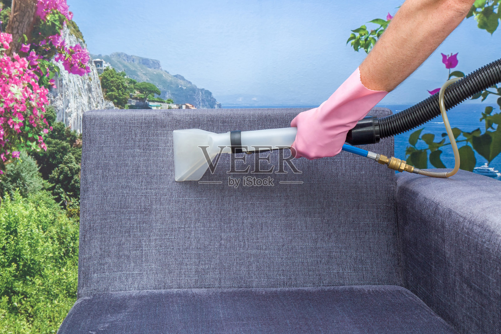 沙发用专业提取方法进行化学清洗。夏天清洗。照片摄影图片