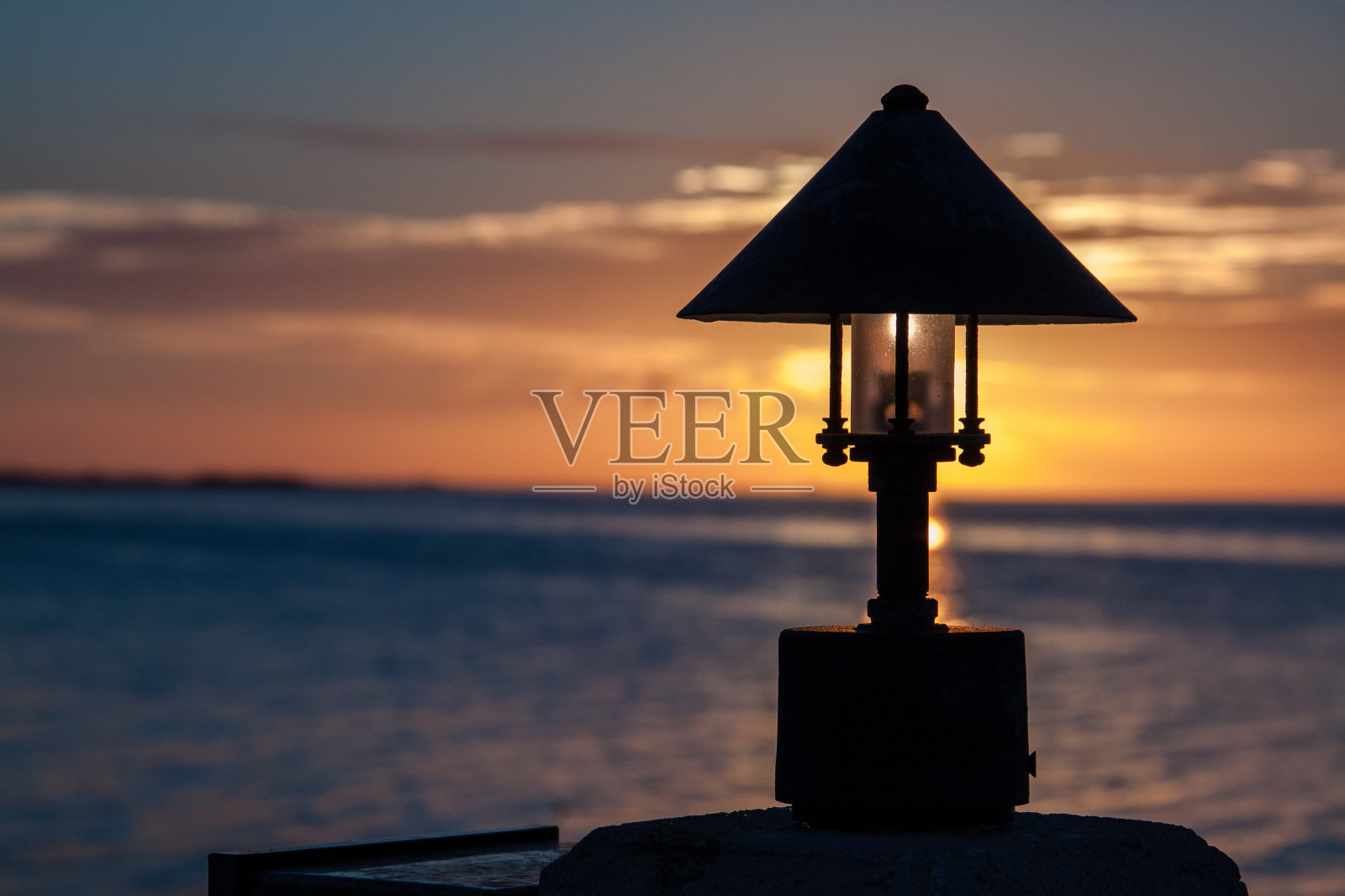 光在日落时分照片摄影图片