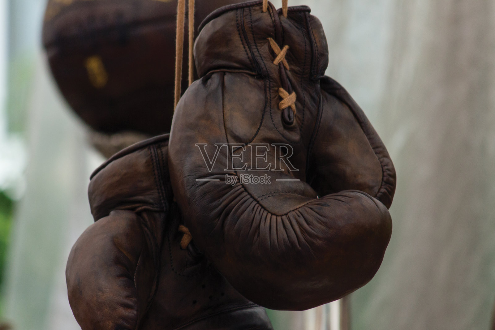 古董皮拳击手套照片摄影图片