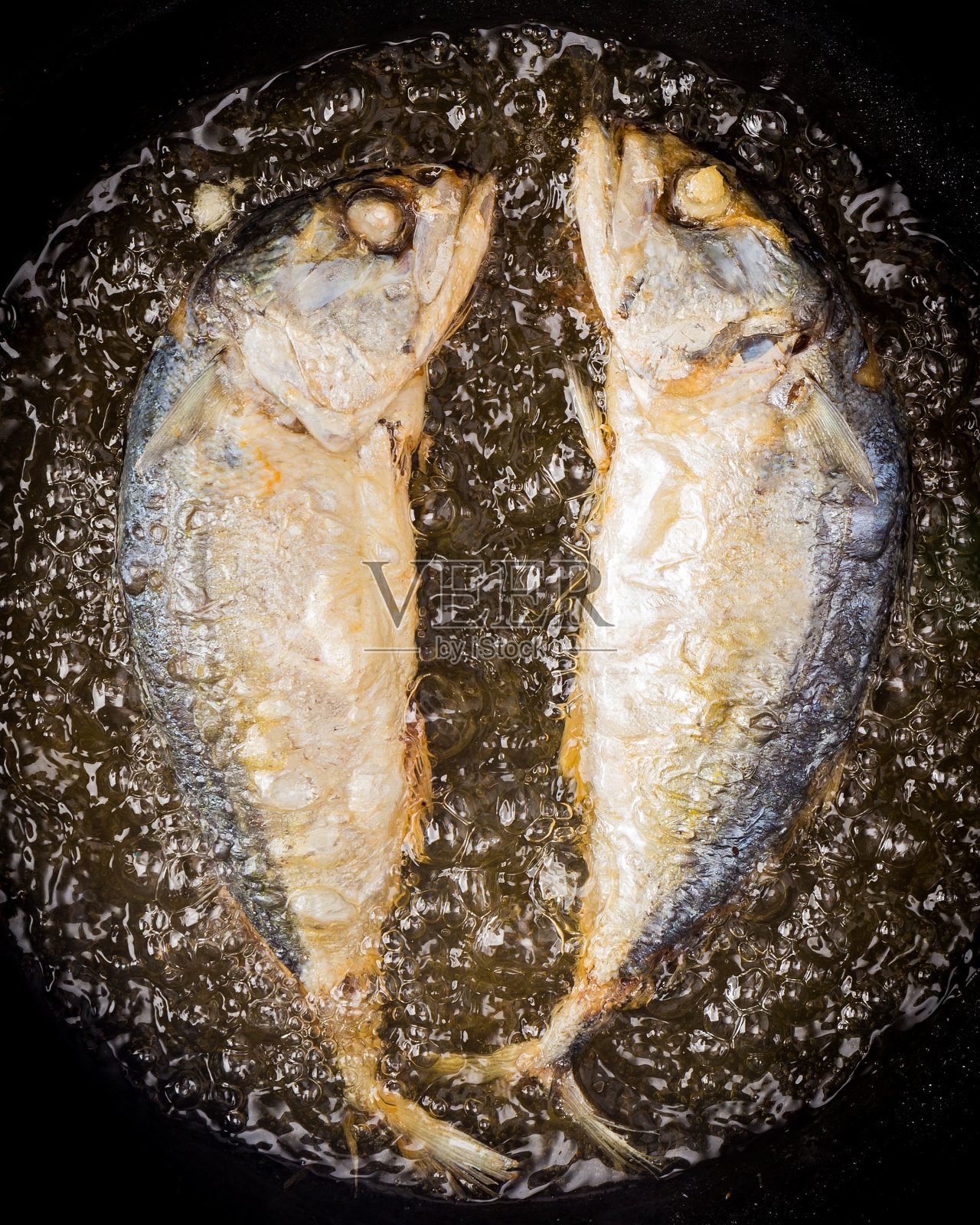 用平底锅煎鲜鲭鱼照片摄影图片