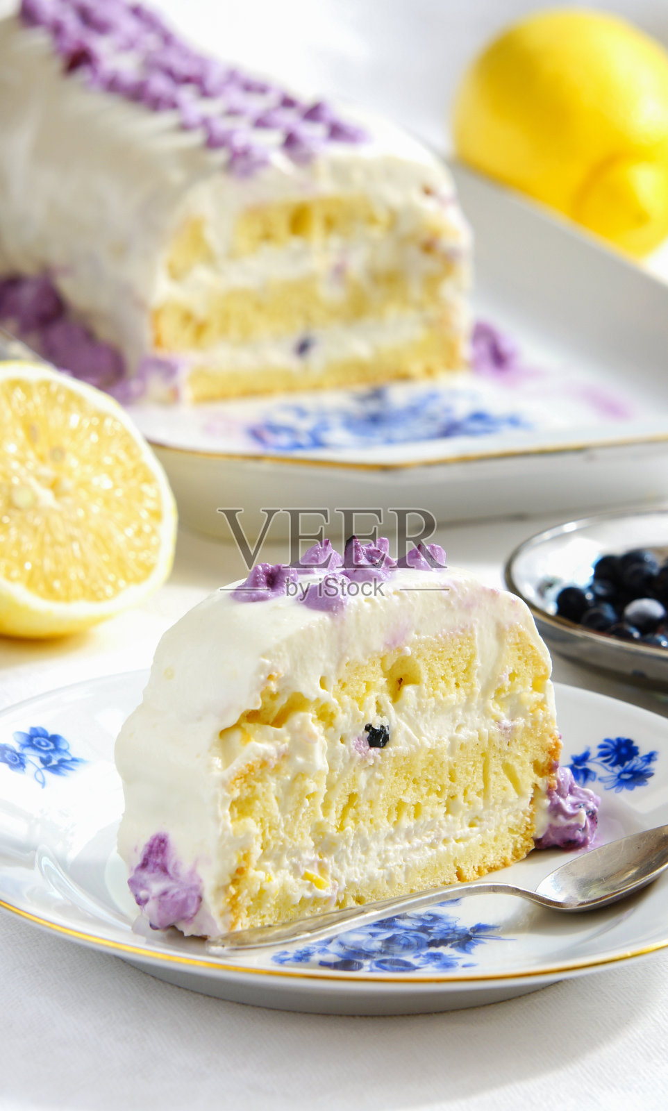 柠檬蛋糕配蓝莓和乳清干酪照片摄影图片