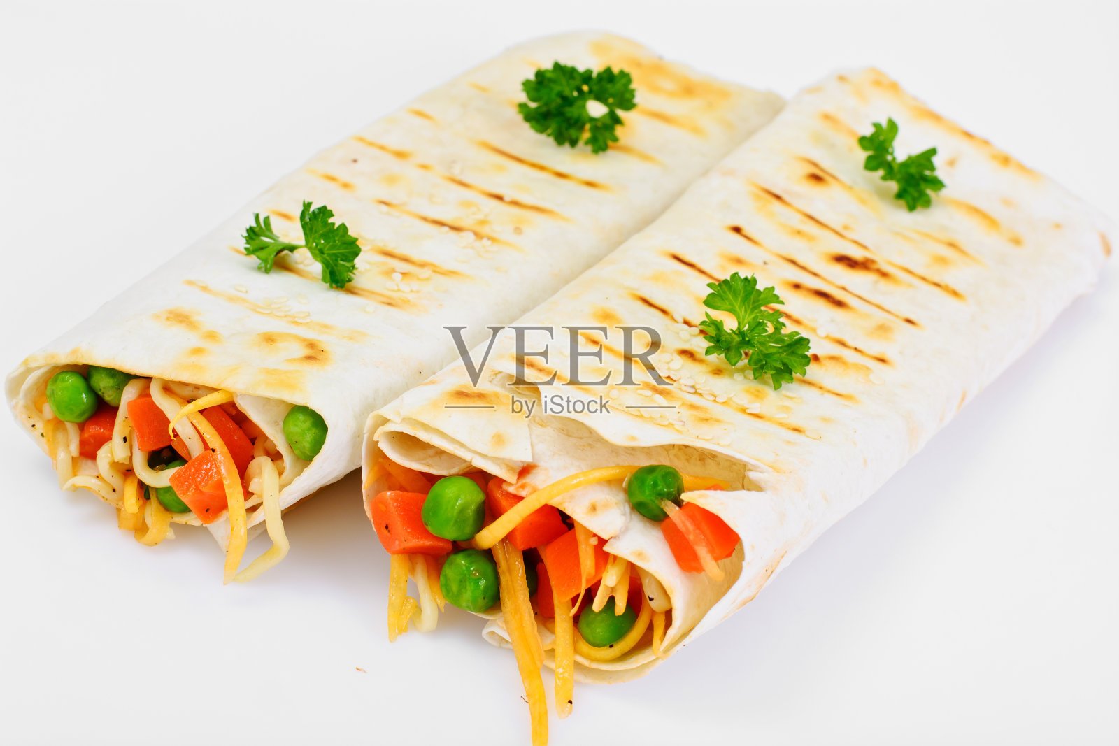 蔬菜、中式面条和芝麻菜皮塔饼照片摄影图片