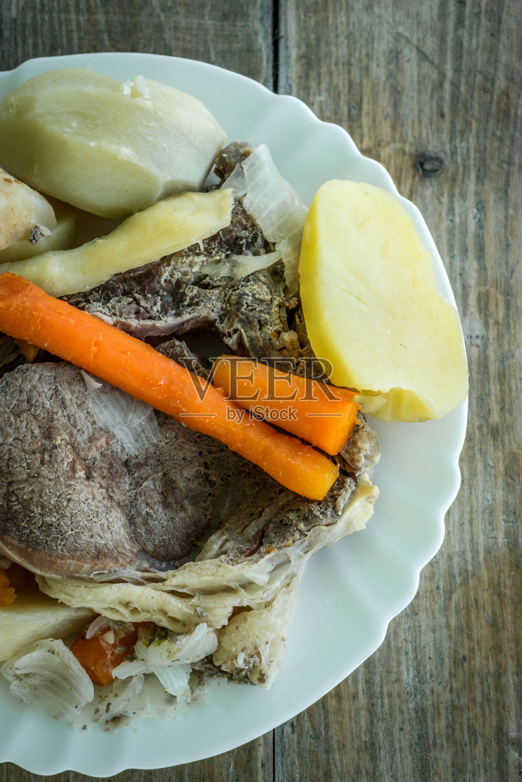 煮肉和根菜照片摄影图片