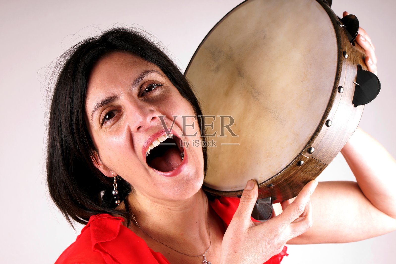 一个打手鼓的女人的肖像照片摄影图片