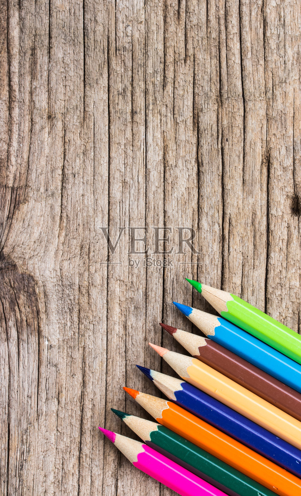 木制背景上的彩色铅笔。照片摄影图片