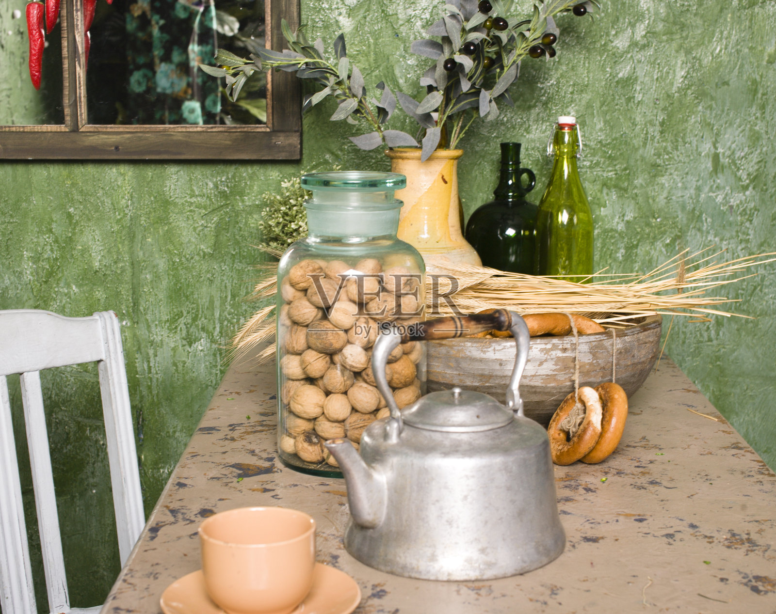 乡村厨房采用绿色的墙壁和木桌，乡村的外观照片摄影图片