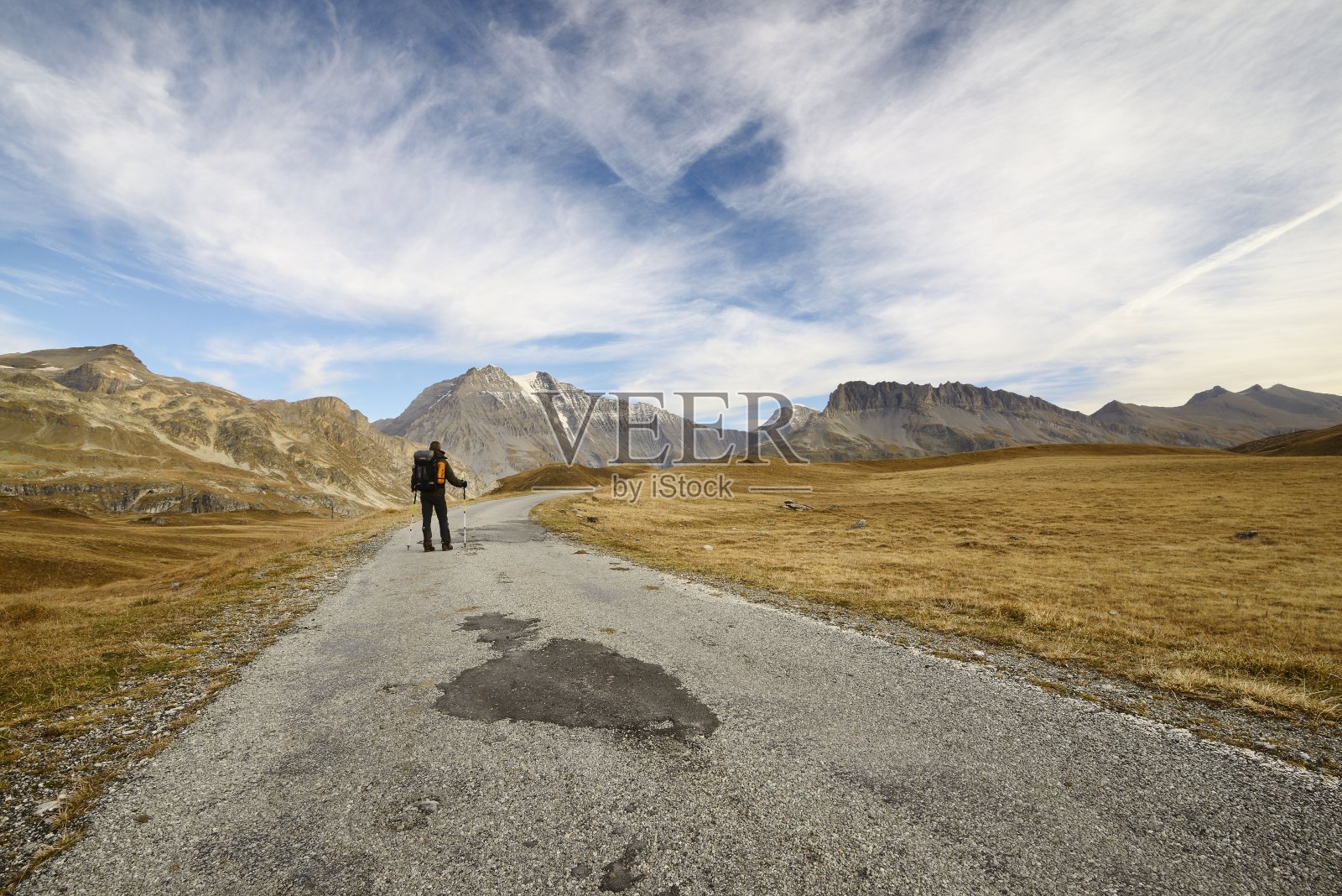 路上的徒步旅行者照片摄影图片