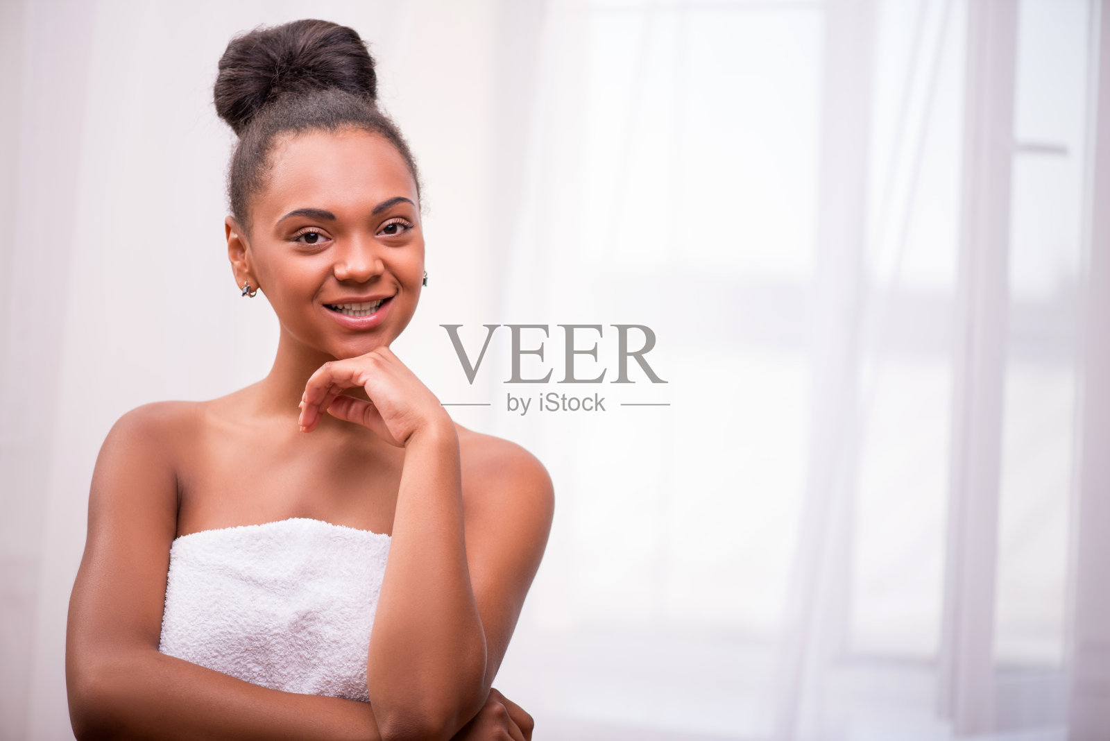 穿着白毛巾，皮肤黝黑的漂亮女孩照片摄影图片