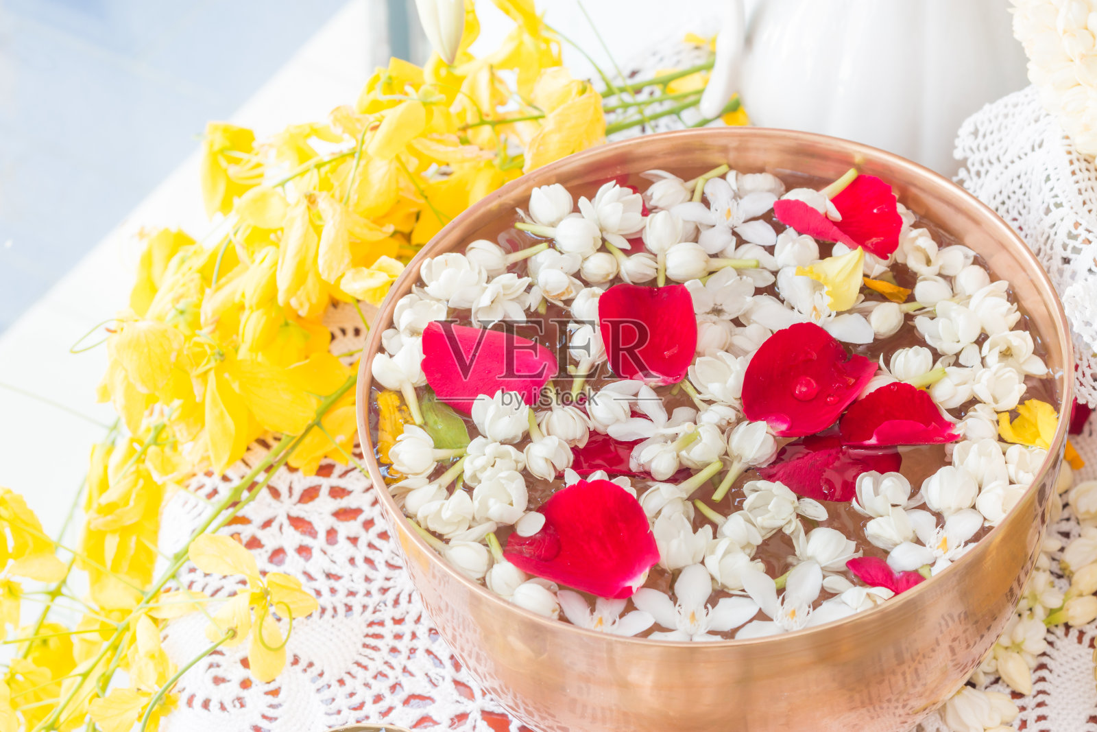 水在碗里照片摄影图片