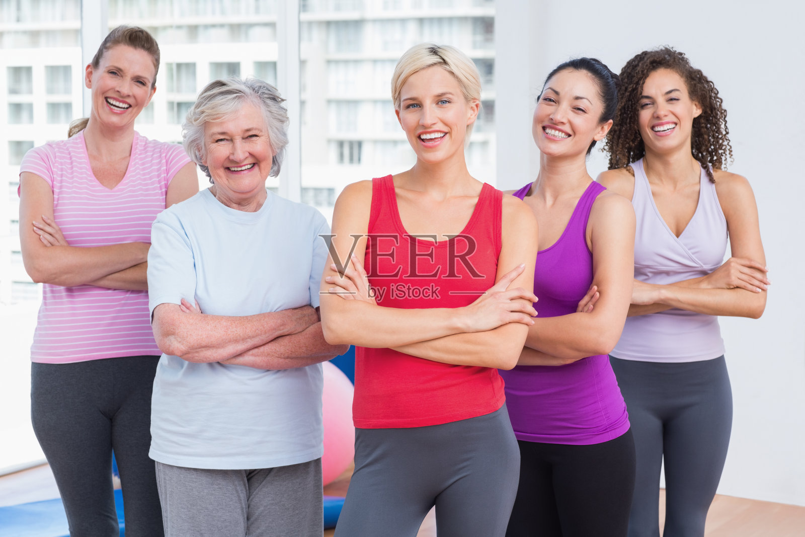 自信的女性朋友双臂交叉站着照片摄影图片