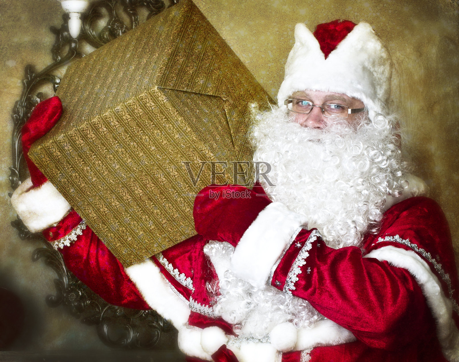 带着礼物的圣诞老人照片摄影图片