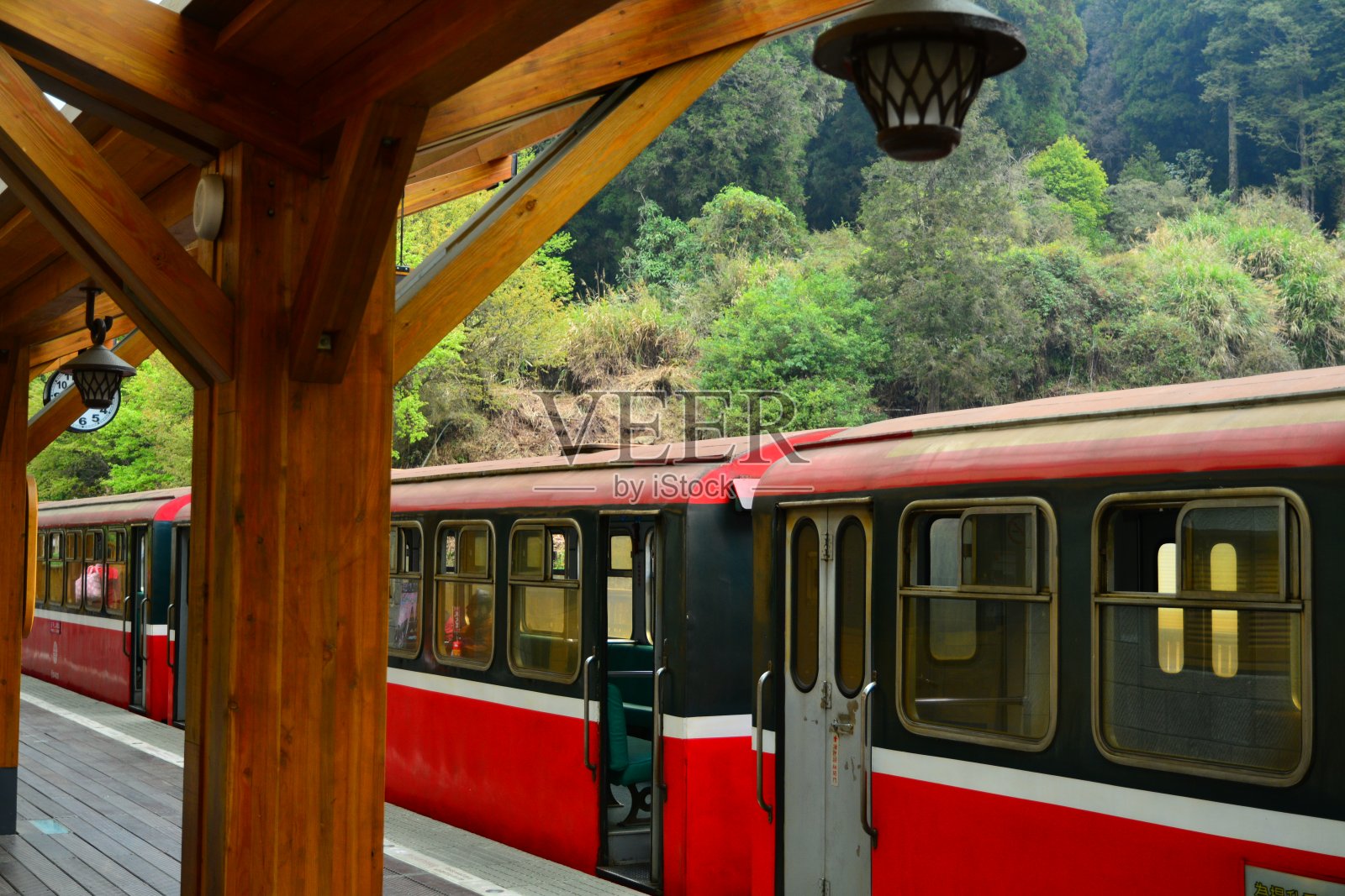 火车停靠在山区的车站照片摄影图片