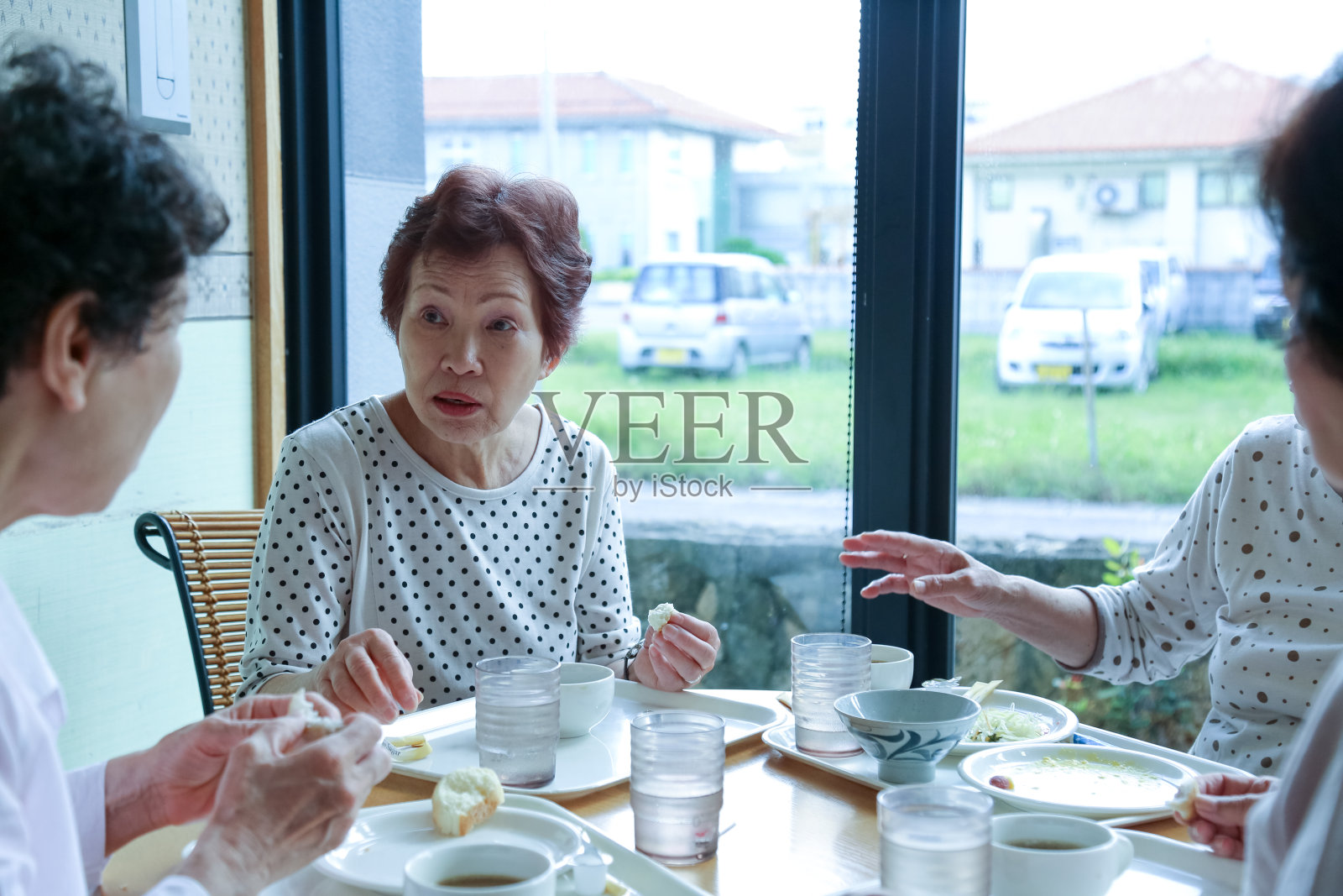 老妇人,午餐时间照片摄影图片