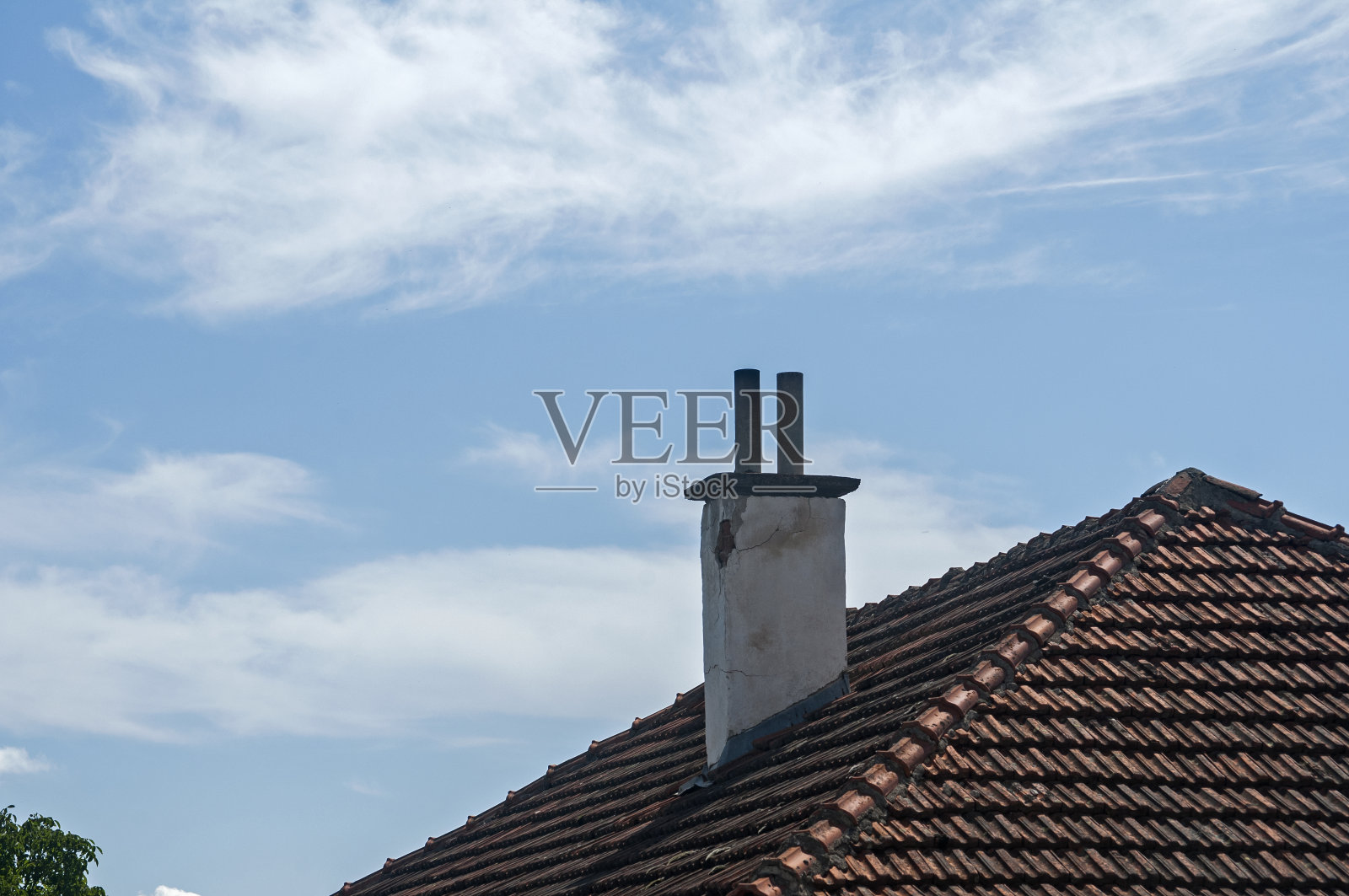 乡村房屋屋顶的烟囱照片摄影图片